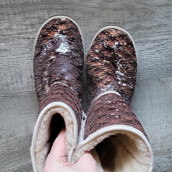 Women's size 10 Gold/Bronze Sequins Uggs - Picture 4 of 5